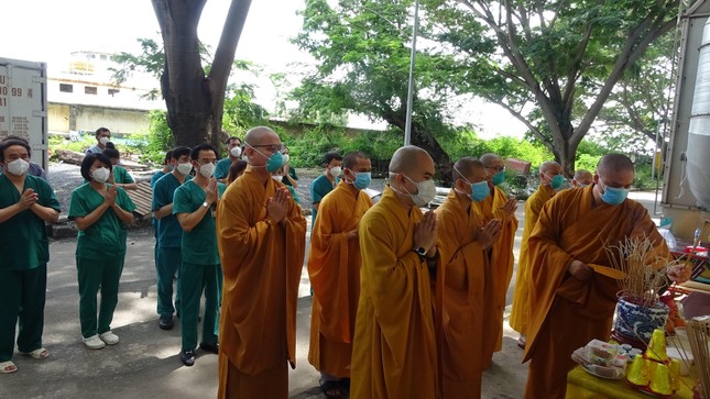 Chư Tăng chùa Thiền Tôn 2 cầu siêu cho người mất vì Covid-19 tại bệnh viện dã chiến ảnh 9