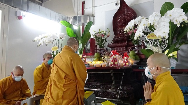 Chư Tăng chùa Thiền Tôn 2 cầu siêu cho người mất vì Covid-19 tại bệnh viện dã chiến ảnh 1