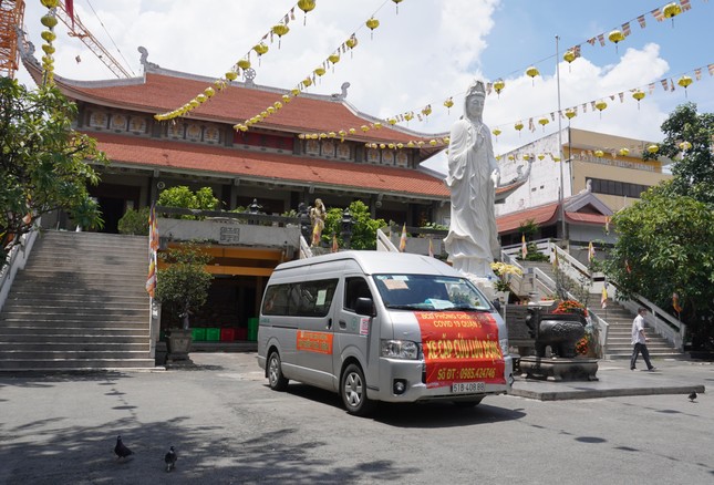 Ban Từ thiện - Xã hội Phật giáo TP.HCM trao tặng 600 bình oxy điều trị F0 tại nhà ở An Giang ảnh 12