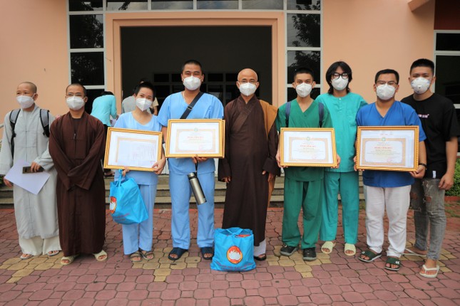 Lễ đón tình nguyện viên Phật giáo đợt 2 hoàn thành nhiệm vụ tại các bệnh viện điều trị Covid-19 ảnh 8
