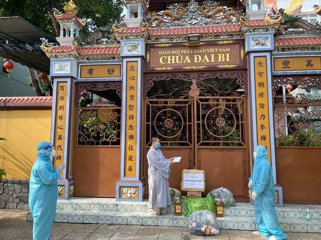 Ban Trị sự Phật giáo quận Tân Phú cúng dường tịnh tài, phẩm vật đến các cơ sở tự viện ảnh 10