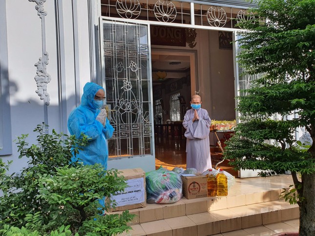 Ban Trị sự Phật giáo quận Tân Phú cúng dường tịnh tài, phẩm vật đến các cơ sở tự viện ảnh 2