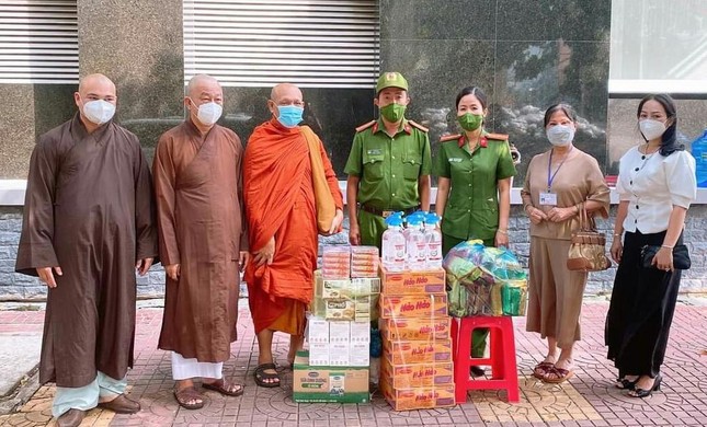 Phật giáo tỉnh Cà Mau gửi quà đến khu phong tỏa phòng, chống dịch bệnh Covid-19 ảnh 1