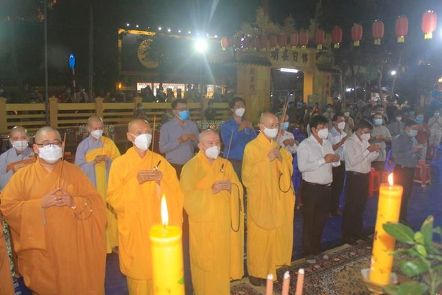 Phật giáo các tỉnh, thành thắp nến tưởng niệm người mất trong đại dịch Covid-19 ảnh 20