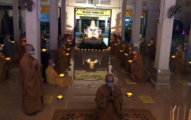 Phật giáo các tỉnh, thành thắp nến tưởng niệm người mất trong đại dịch Covid-19 ảnh 18