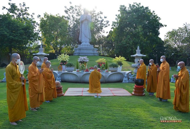 Trang nghiêm lễ vía Đức Phật A Di Đà tại chùa Huê Nghiêm - TP.Thủ Đức ảnh 3