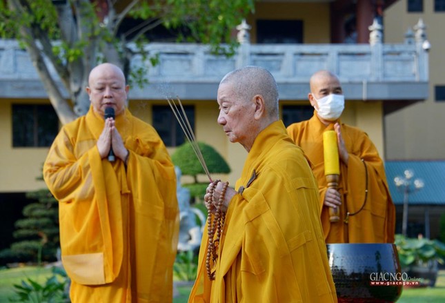 Trang nghiêm lễ vía Đức Phật A Di Đà tại chùa Huê Nghiêm ảnh 2