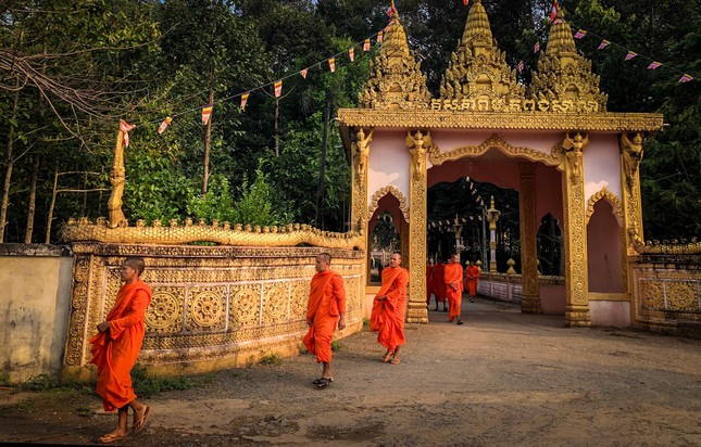 Không khí chuẩn bị đón Tết Chôl Chnăm Thmây của các chùa Khmer ở Trà Vinh ảnh 18