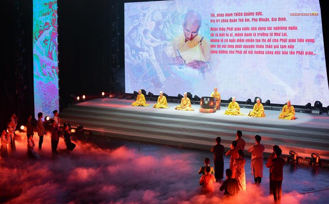Rực rỡ sắc màu đêm Đại nhạc hội “Ánh đạo trong dòng sử Việt” ảnh 3