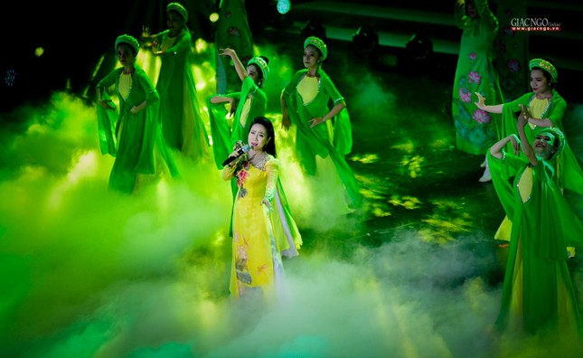 Rực rỡ sắc màu đêm Đại nhạc hội “Ánh đạo trong dòng sử Việt” ảnh 2