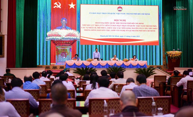 Chủ tịch nước Nguyễn Xuân Phúc tiếp xúc cử tri là chức sắc tôn giáo và nhân sĩ trí thức tại TP.HCM ảnh 6