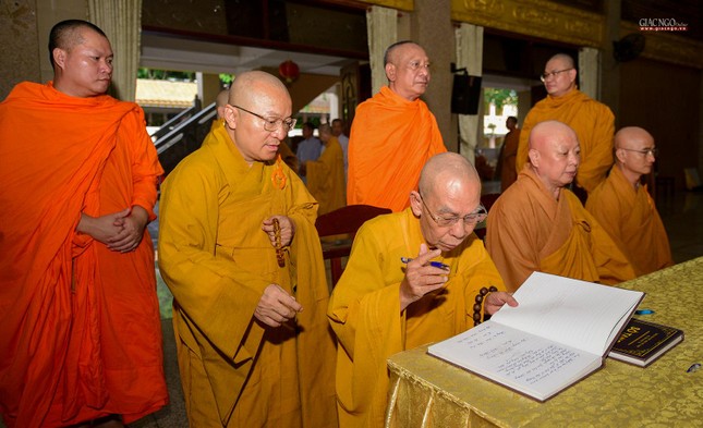 Chư tôn đức Ban Trị sự Phật giáo TP.HCM viếng tang Trưởng lão Hòa thượng Thích Giác Lai ảnh 8