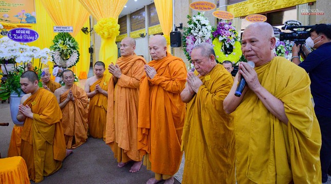 Chư tôn đức Ban Trị sự Phật giáo TP.HCM viếng tang Trưởng lão Hòa thượng Thích Giác Lai ảnh 3