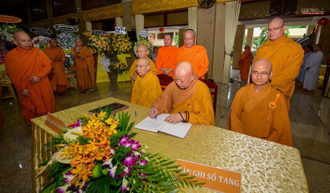Chư tôn đức Ban Trị sự Phật giáo TP.HCM viếng tang Trưởng lão Hòa thượng Thích Giác Lai ảnh 7