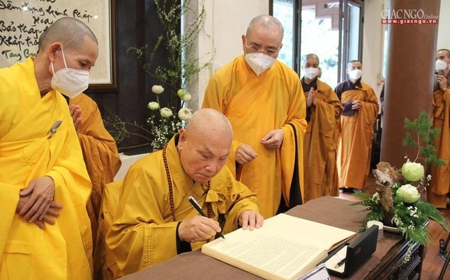 Trung ương Giáo hội Phật giáo Việt Nam viếng tang Thiền sư Thích Nhất Hạnh ảnh 9