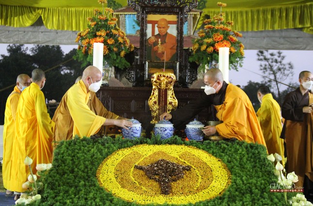 An vị xá-lợi Thiền sư Thích Nhất Hạnh tại tổ đình Từ Hiếu sau gần 20 giờ trà-tỳ ảnh 4