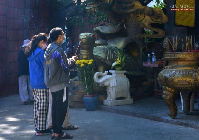 [Ảnh] Người dân đến chùa lễ Phật cầu an lành trong dịp rằm tháng Giêng khi TP.HCM là "vùng xanh" ảnh 1