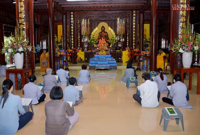 [Ảnh] Người dân đến chùa lễ Phật cầu an lành trong dịp rằm tháng Giêng khi TP.HCM là "vùng xanh" ảnh 11