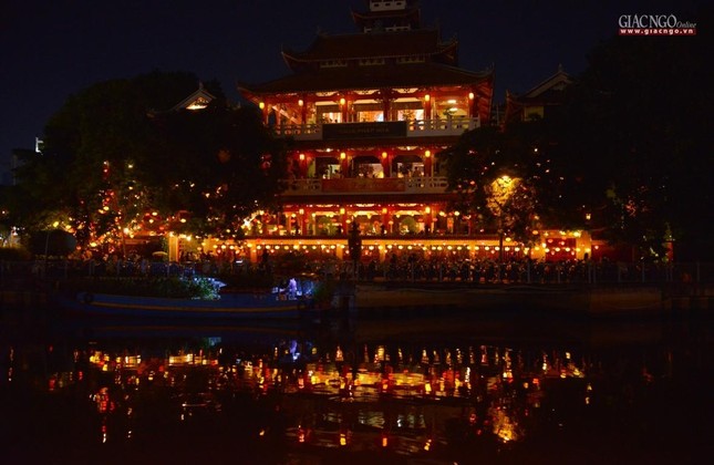 [Ảnh] Người dân đến chùa lễ Phật cầu an lành trong dịp rằm tháng Giêng khi TP.HCM là "vùng xanh" ảnh 24