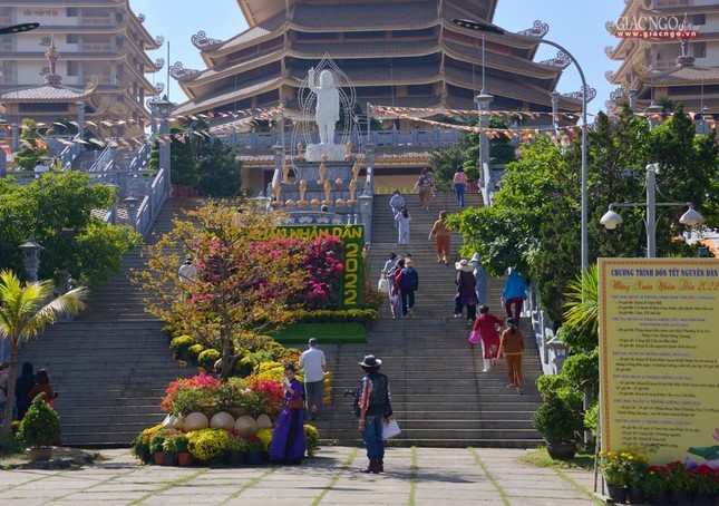 [Ảnh] Người dân đến chùa lễ Phật cầu an lành trong dịp rằm tháng Giêng khi TP.HCM là "vùng xanh" ảnh 27