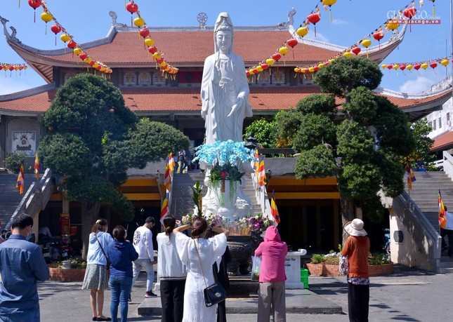 [Ảnh] Người dân đến chùa lễ Phật cầu an lành trong dịp rằm tháng Giêng khi TP.HCM là "vùng xanh" ảnh 5