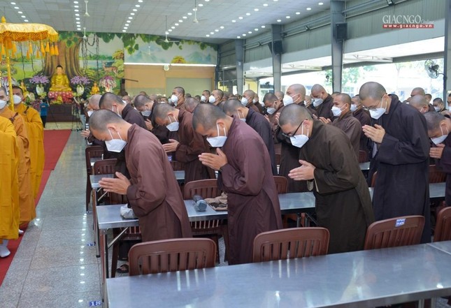 Trưởng lão Hòa thượng Thích Trí Quảng sách tấn Tăng Ni sinh viên Học viện Phật giáo VN tại TP.HCM ảnh 7