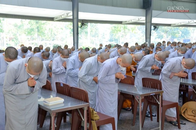 Trưởng lão Hòa thượng Thích Trí Quảng sách tấn Tăng Ni sinh viên Học viện Phật giáo VN tại TP.HCM ảnh 8