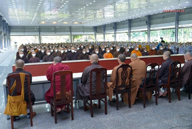 Trưởng lão Hòa thượng Thích Trí Quảng sách tấn Tăng Ni sinh viên Học viện Phật giáo VN tại TP.HCM ảnh 9