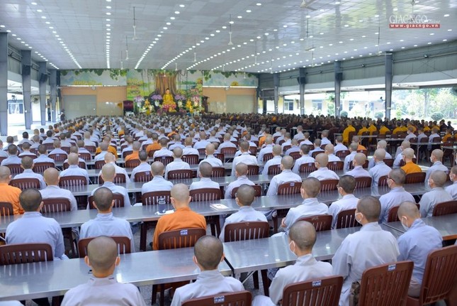 Trưởng lão Hòa thượng Thích Trí Quảng sách tấn Tăng Ni sinh viên Học viện Phật giáo VN tại TP.HCM ảnh 10