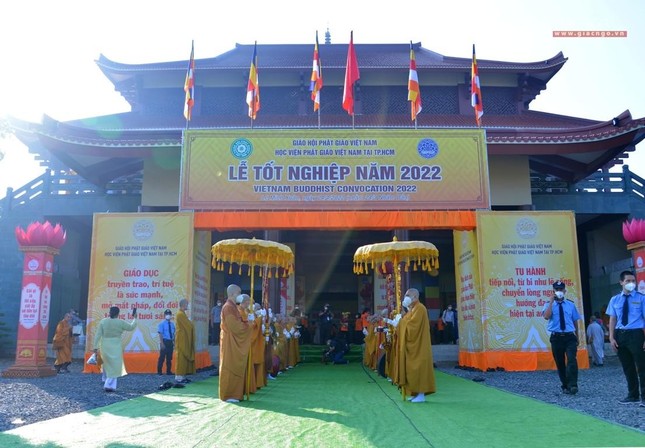 Trang trọng lễ tốt nghiệp năm 2022 các hệ đào tạo thuộc Học viện Phật giáo VN tại TP.HCM ảnh 7