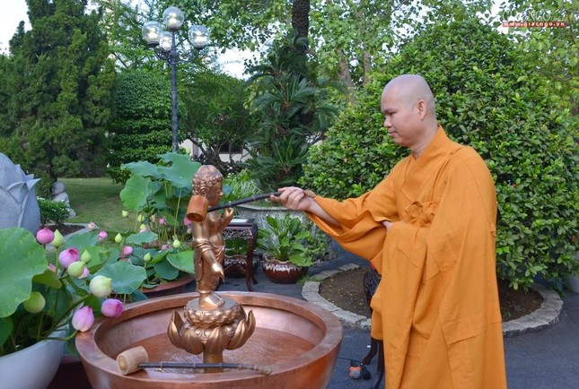 Trang nghiêm lễ Tắm Phật tại chùa Huê Nghiêm ảnh 12