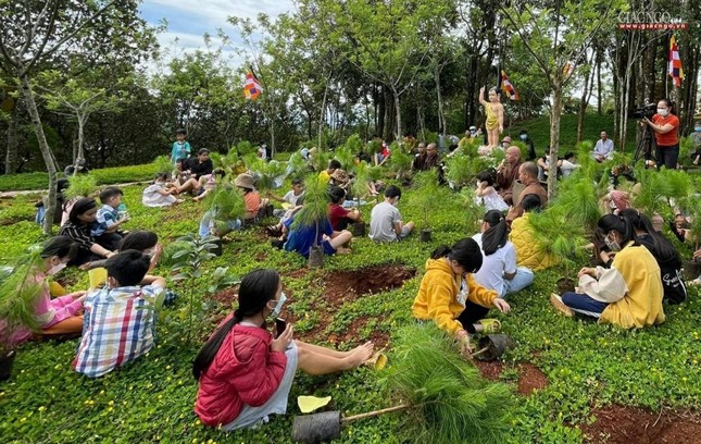 Hơn 100 em thiếu nhi trồng cây xanh mừng Phật đản ảnh 5