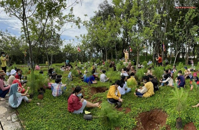 Hơn 100 em thiếu nhi trồng cây xanh mừng Phật đản ảnh 6