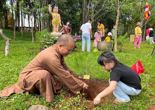 Hơn 100 em thiếu nhi trồng cây xanh mừng Phật đản ảnh 1