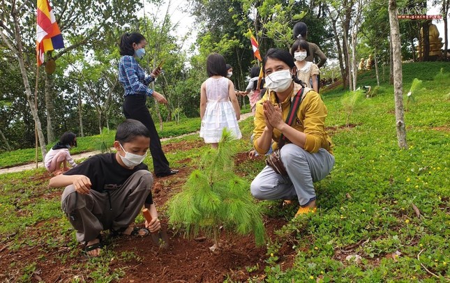Hơn 100 em thiếu nhi trồng cây xanh mừng Phật đản ảnh 10