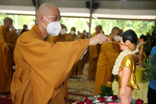 [Ảnh] Tăng Ni sinh viên Học viện Phật giáo VN tại TP.HCM trang nghiêm tổ chức lễ Lễ Tắm Phật ảnh 15