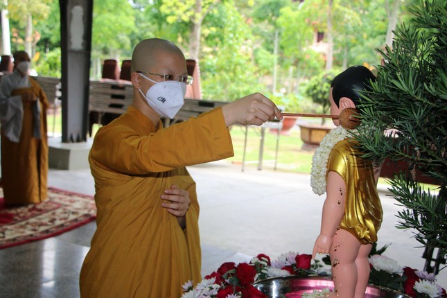 [Ảnh] Tăng Ni sinh viên Học viện Phật giáo VN tại TP.HCM trang nghiêm tổ chức lễ Lễ Tắm Phật ảnh 14