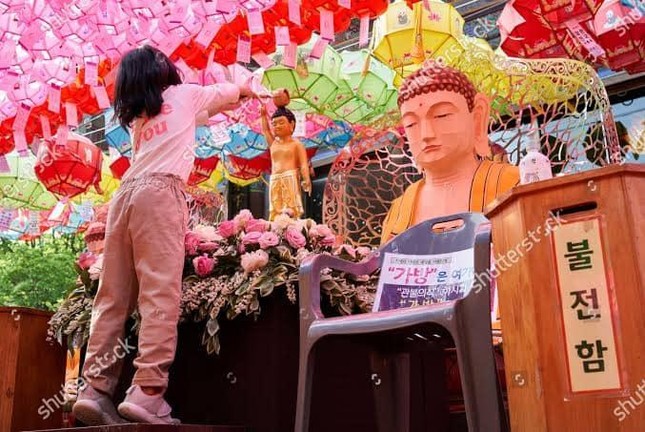 [ẢNH] Thiêng liêng và hân hoan ngày lễ hội Vesak - Phật đản trên thế giới ảnh 6