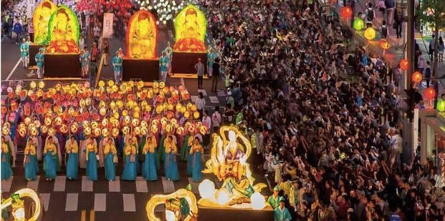[ẢNH] Thiêng liêng và hân hoan ngày lễ hội Vesak - Phật đản trên thế giới ảnh 13