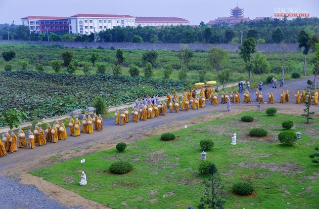 Đức Quyền Pháp chủ khai pháp mở đầu tuần cấm túc an cư của lãnh đạo Học viện Phật giáo VN tại TP.HCM ảnh 9