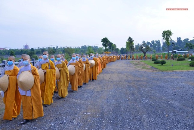 Đức Quyền Pháp chủ khai pháp mở đầu tuần cấm túc an cư của lãnh đạo Học viện Phật giáo VN tại TP.HCM ảnh 12