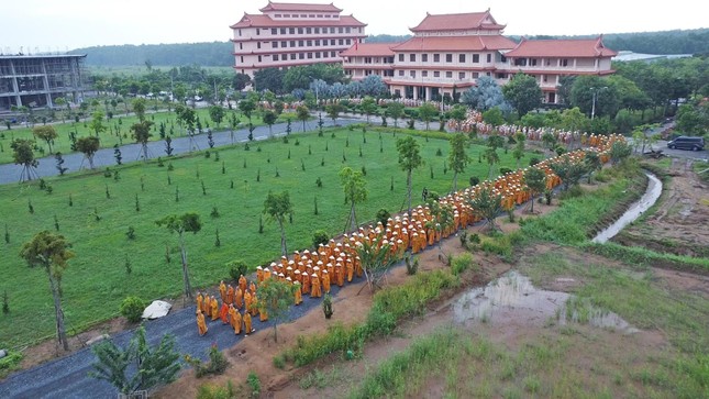 Đức Quyền Pháp chủ thiền hành cùng 1.200 Tăng Ni trong khuôn viên Học viện Phật giáo VN tại TP.HCM ảnh 1