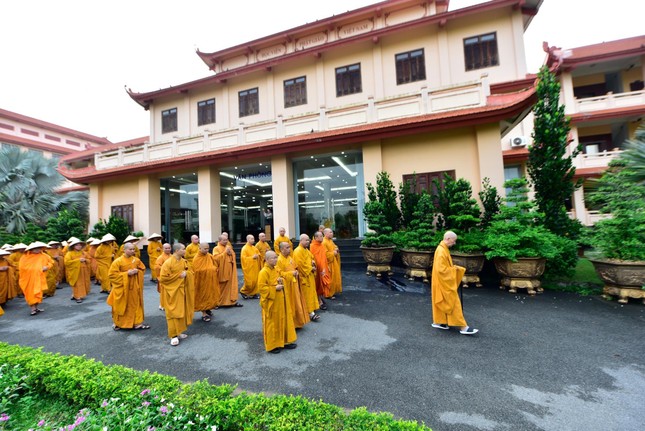 Đức Quyền Pháp chủ thiền hành cùng 1.200 Tăng Ni trong khuôn viên Học viện Phật giáo VN tại TP.HCM ảnh 13