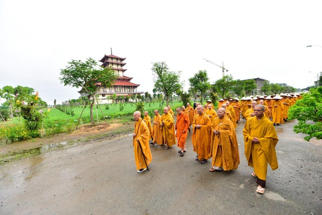 Đức Quyền Pháp chủ thiền hành cùng 1.200 Tăng Ni trong khuôn viên Học viện Phật giáo VN tại TP.HCM ảnh 14