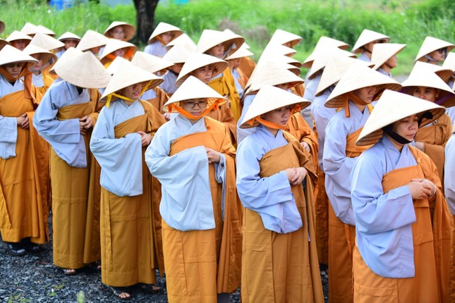 Đức Quyền Pháp chủ thiền hành cùng 1.200 Tăng Ni trong khuôn viên Học viện Phật giáo VN tại TP.HCM ảnh 24