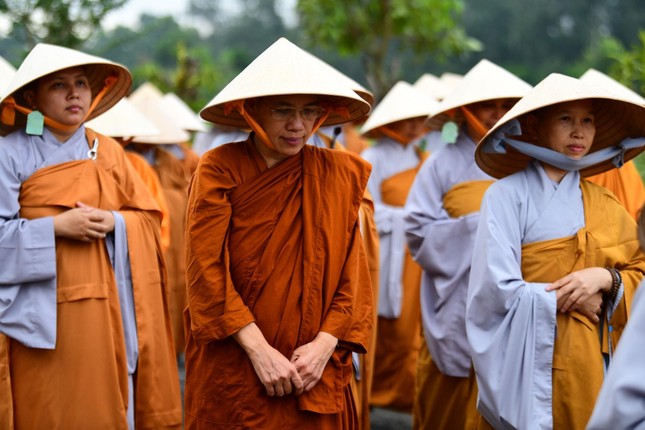 Đức Quyền Pháp chủ thiền hành cùng 1.200 Tăng Ni trong khuôn viên Học viện Phật giáo VN tại TP.HCM ảnh 25