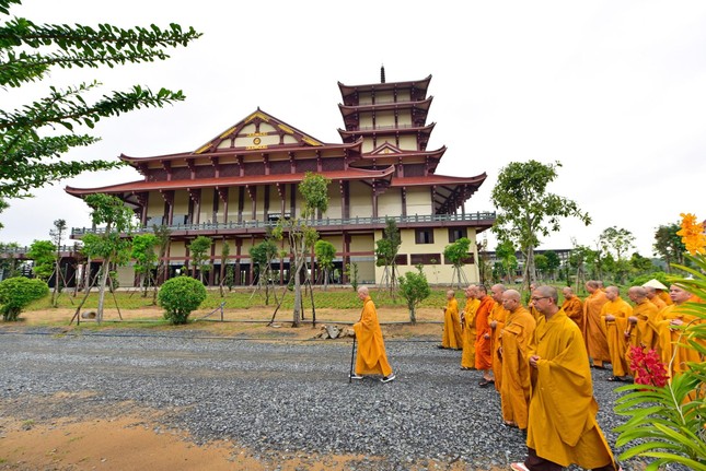 Đức Quyền Pháp chủ thiền hành cùng 1.200 Tăng Ni trong khuôn viên Học viện Phật giáo VN tại TP.HCM ảnh 34
