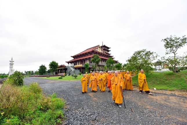 Đức Quyền Pháp chủ thiền hành cùng 1.200 Tăng Ni trong khuôn viên Học viện Phật giáo VN tại TP.HCM ảnh 35