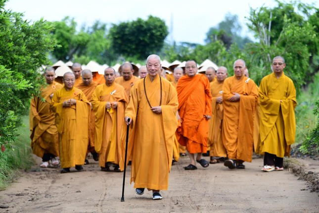 Đức Quyền Pháp chủ thiền hành cùng 1.200 Tăng Ni trong khuôn viên Học viện Phật giáo VN tại TP.HCM ảnh 8