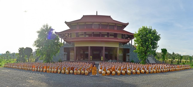 Đức Quyền Pháp chủ thiền hành cùng chư Tăng Ni trong khuôn viên Học viện Phật giáo VN tại TP.HCM ảnh 36